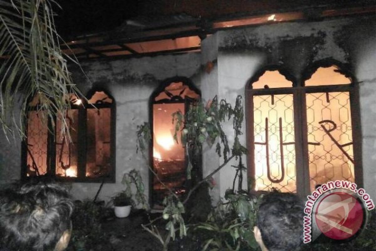 Satu Rumah Hangus Terbakar