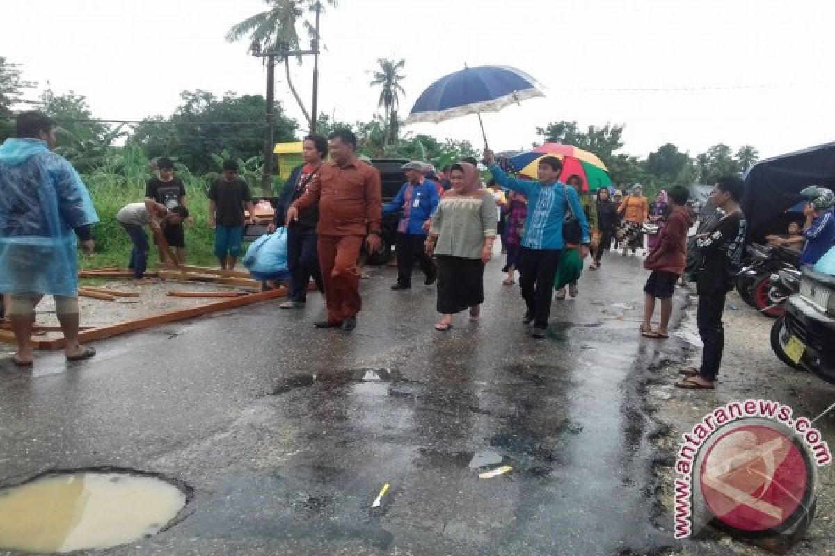 Anggota DPR Kunjungi Korban Banjir Kendari