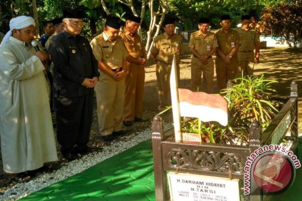 Bupati HSS Ziarah Ke Makam Pejuang