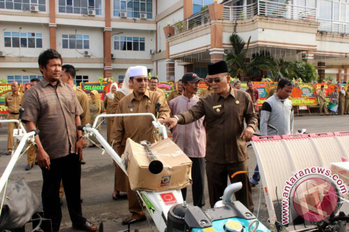 Pemkab Berikan Peralatan Tingkatkan Produksi Petani