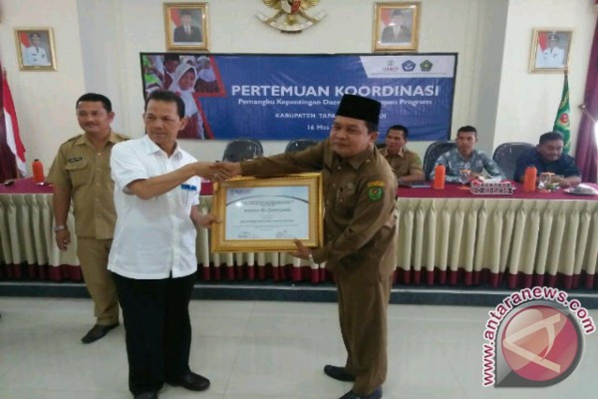 USAID PRIORITAS Beri Penghargaan Kepada Bupati Tapsel