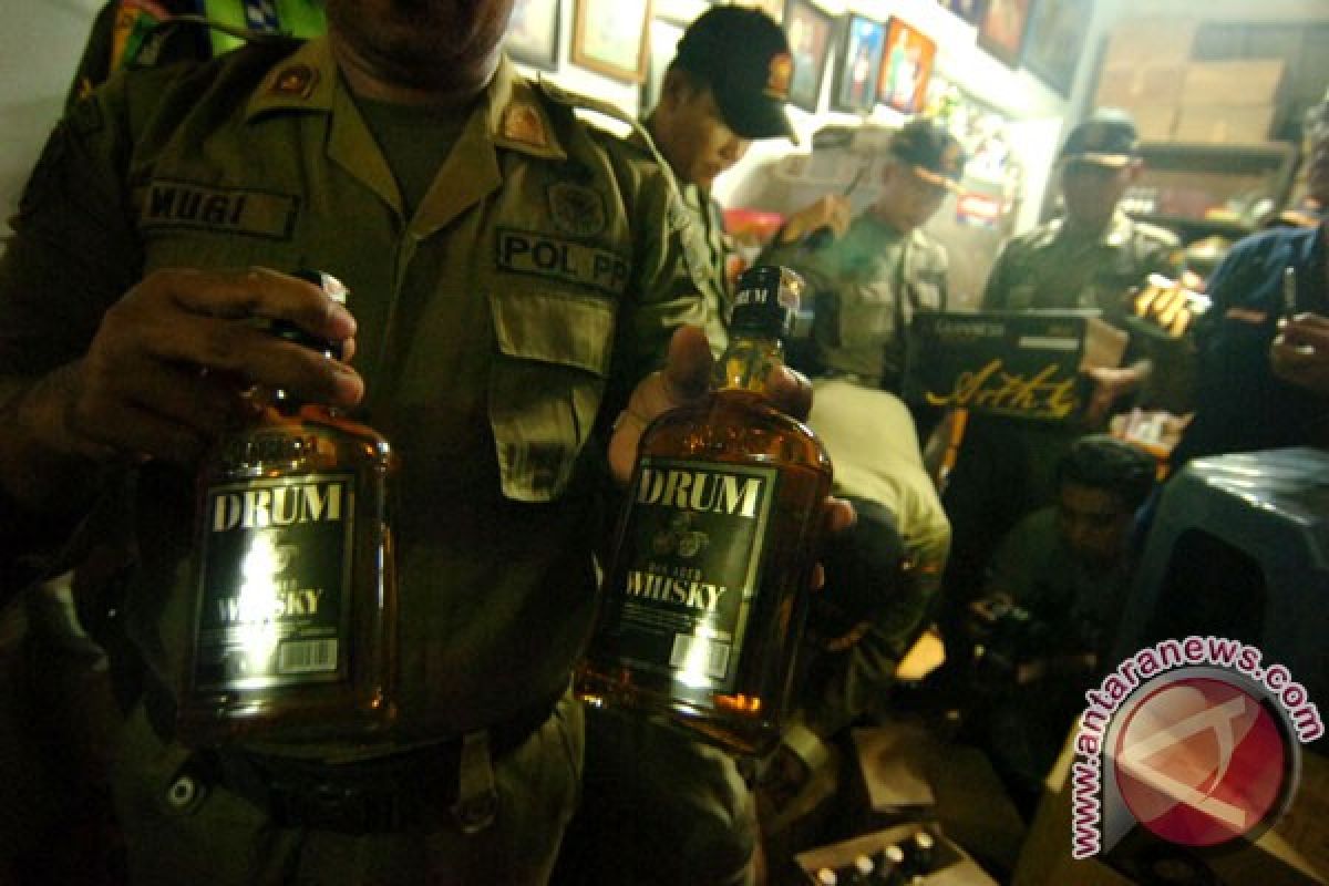 Polda musnahkan 12.978 botol miras ilegal asal Malaysia