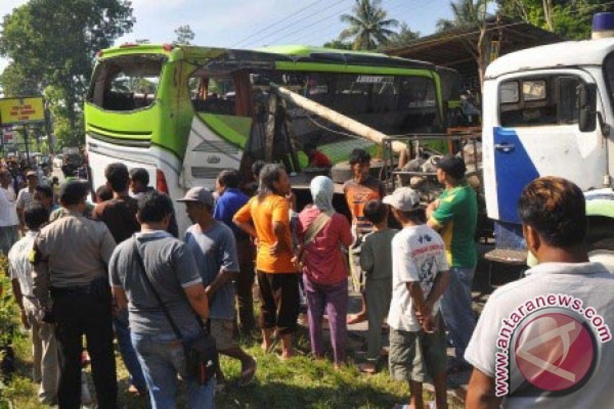 Orang Tua Siswa SMK Panca Karya Bogor Pastikan Keberadaan Anaknya Pascakecelakaan Bus Di Magelang