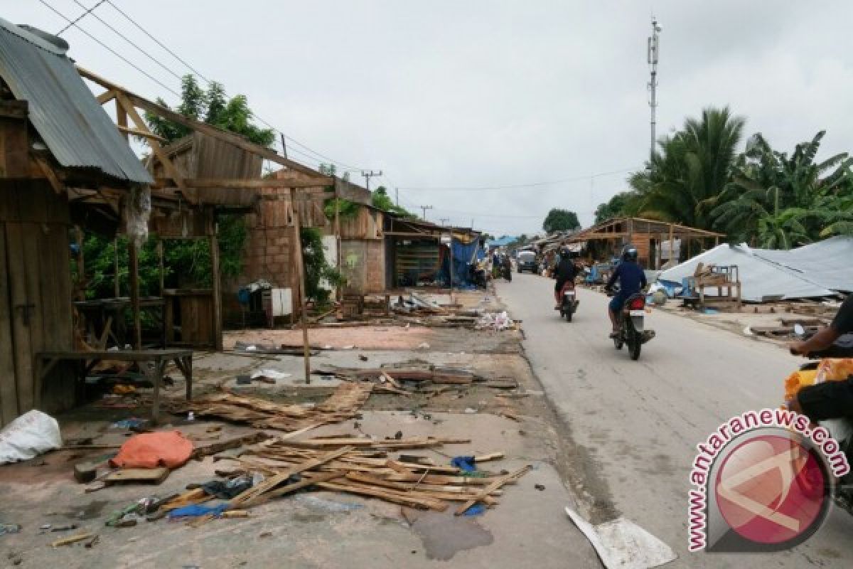 Satpol PP Kendari Bongkar Paksa Bangunan Liar 