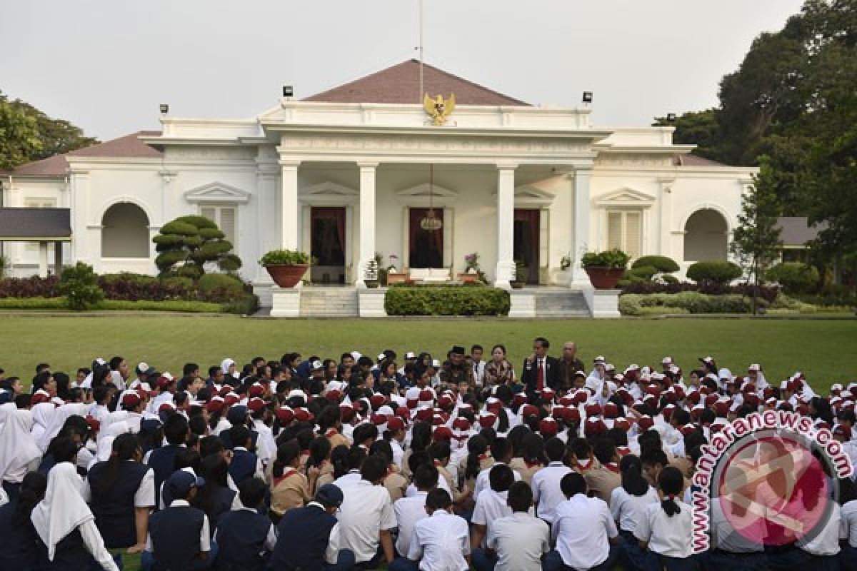 President invites hundreds of students to celebrate National Book Day