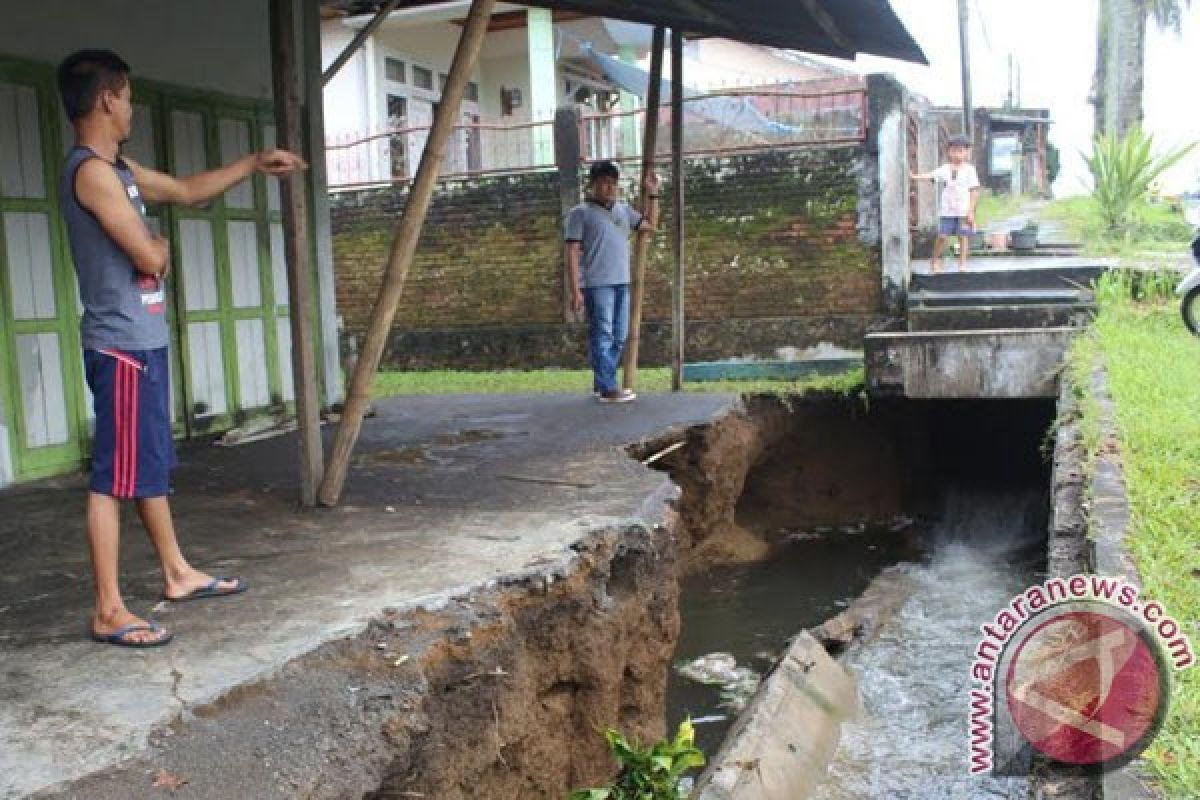 Beberapa Ruas Saluran Drainase Ambruk