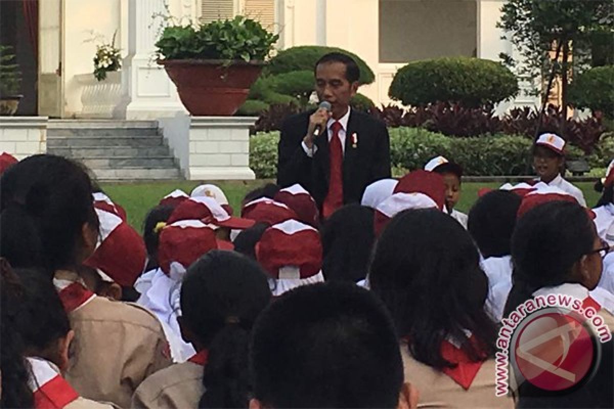Presiden Jokowi rayakan Hari Buku bersama ratusan siswa