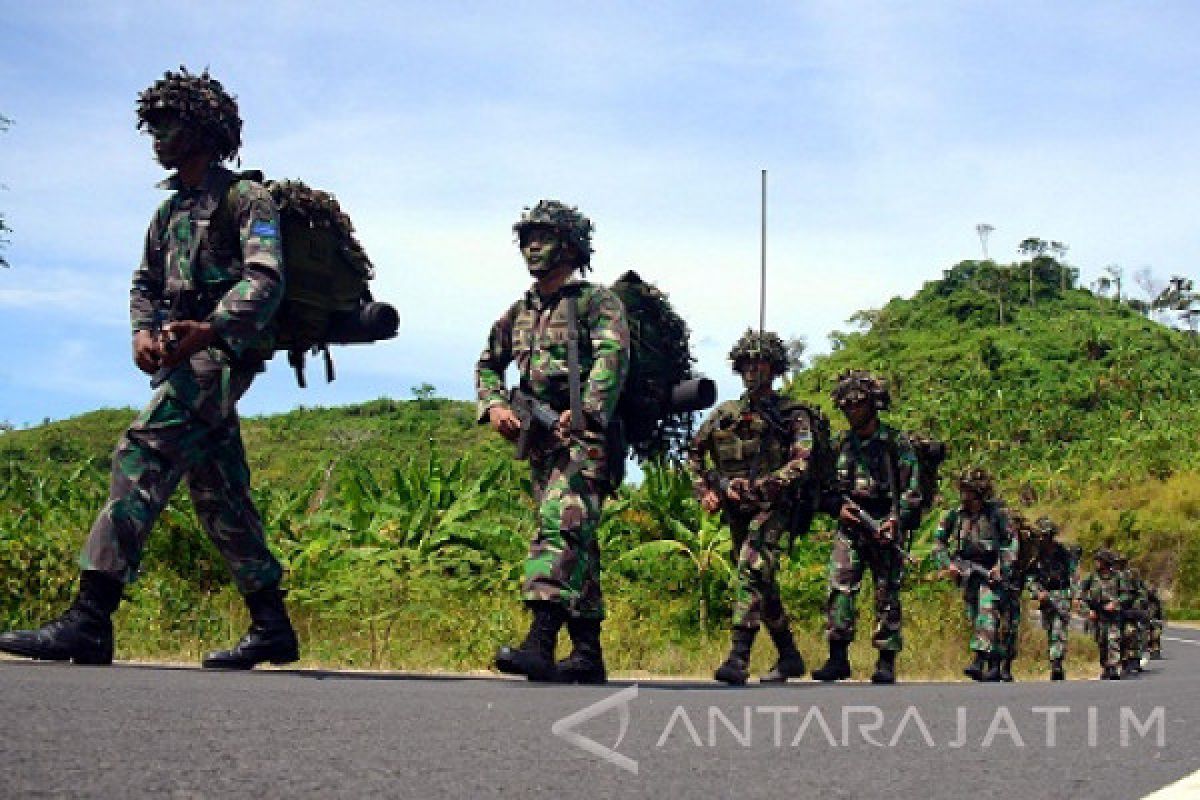 Brigif-1 Marinir Latihan Penyeberangan Sungai dan Menembak