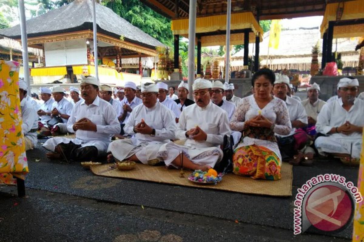 Karangasem Ngaturang Bhakti Penganyar di Samuan Tiga