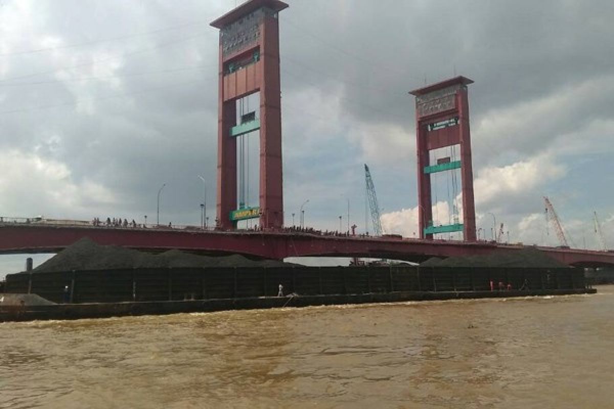 Jembatan Ampera aman dilintasi setelah ditabrak tongkang