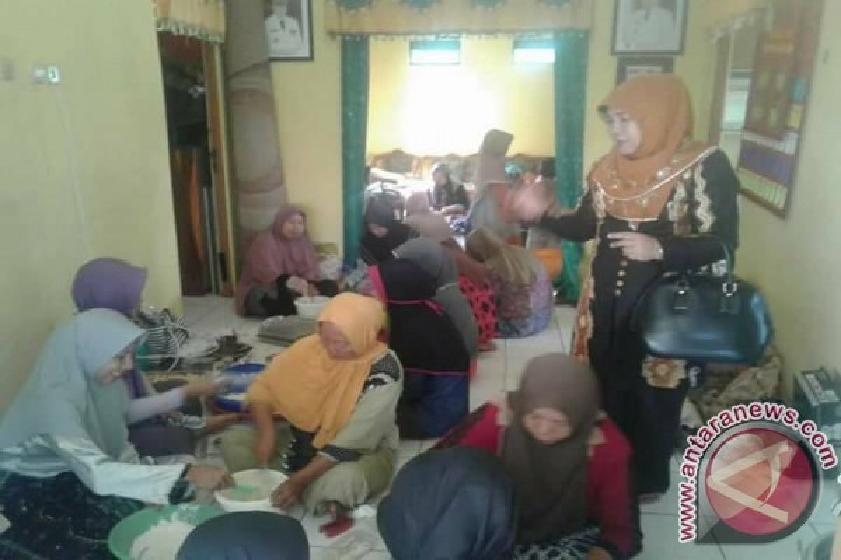 Ketua TP PKK HSS Motivasi Ibu-Ibu Peserta Pelatihan