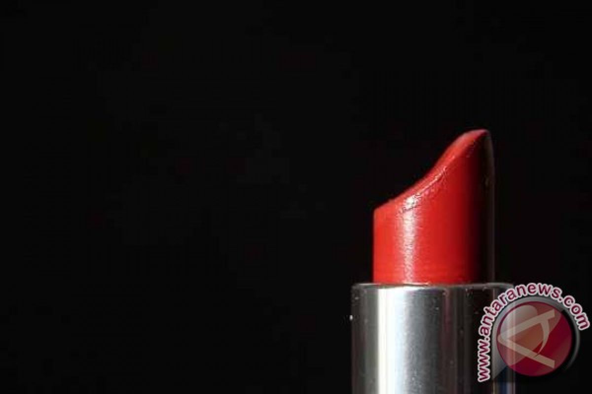 Mahasiswa UMS buat lipstik dari buah bit