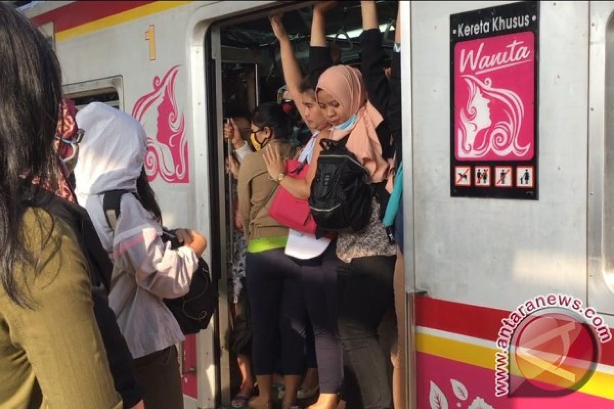 Pengalaman menjajal "hebohnya" KRL gerbong khusus wanita 