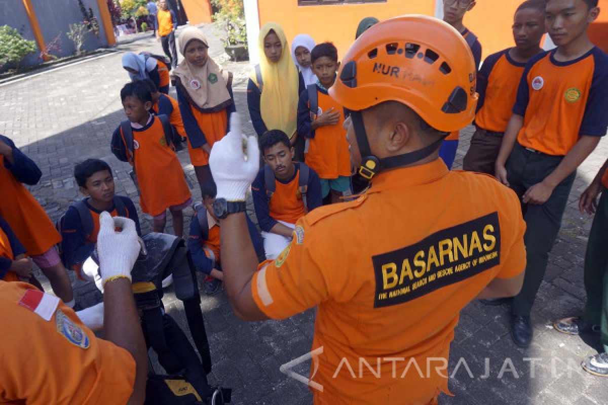 Basarnas Evakuasi Bocah Tenggelam di Kali Brantas