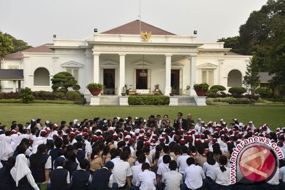 President Invites Hundreds of Students to Celebrate National Book Day