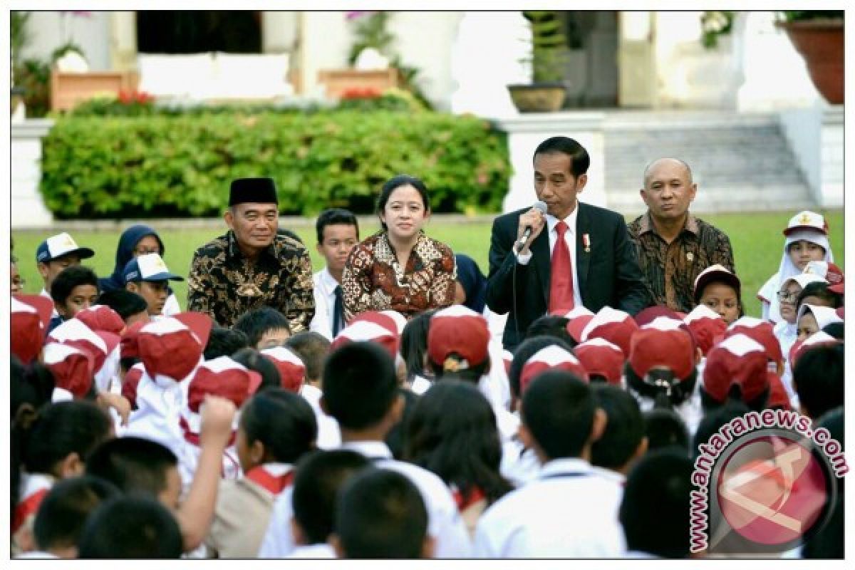 Presiden Mendongeng Untuk Anak-Anak di Istana