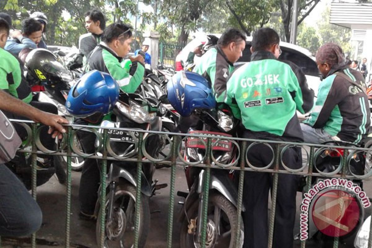 Polisi Depok tindak ojek online berhenti di jalan