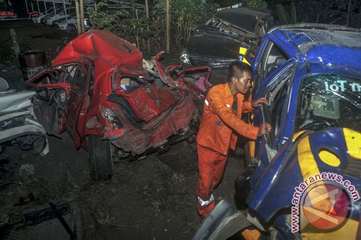 Cipularang macet panjang akibat kecelakaan beruntun