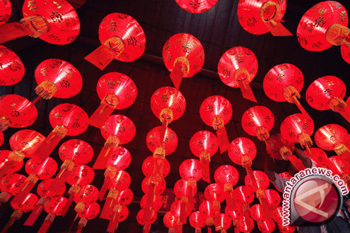 Ribuan lampion hiasi jalan kota Singkawang