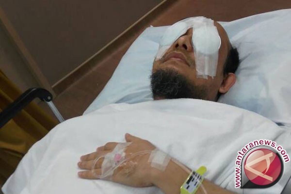 Dokter tunda operasi mata tahap dua Novel