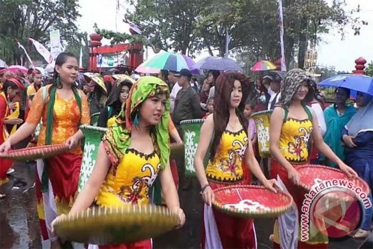 Walau Diguyur Hujan Deras, Karnaval FBIM di Sampit Berlangsung Meriah