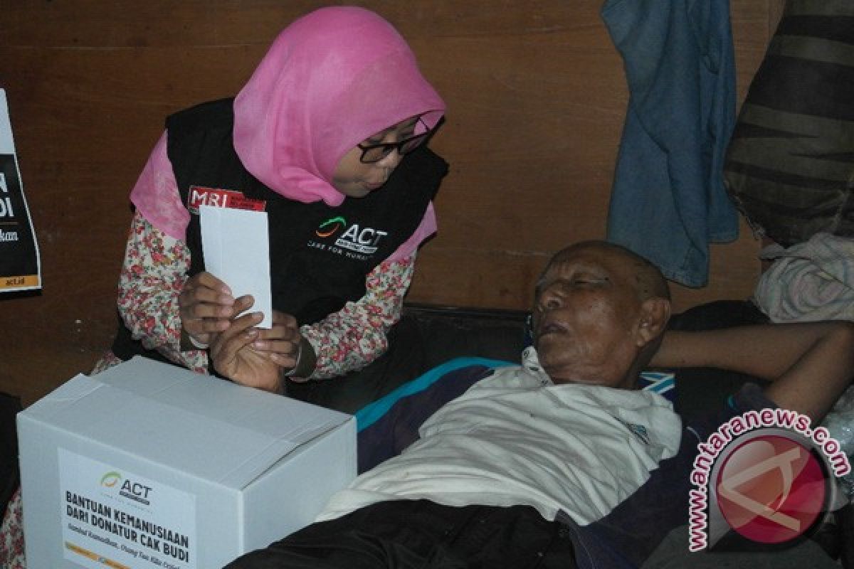 ACT Sumsel serahkan bantuan bagi 100 lansia