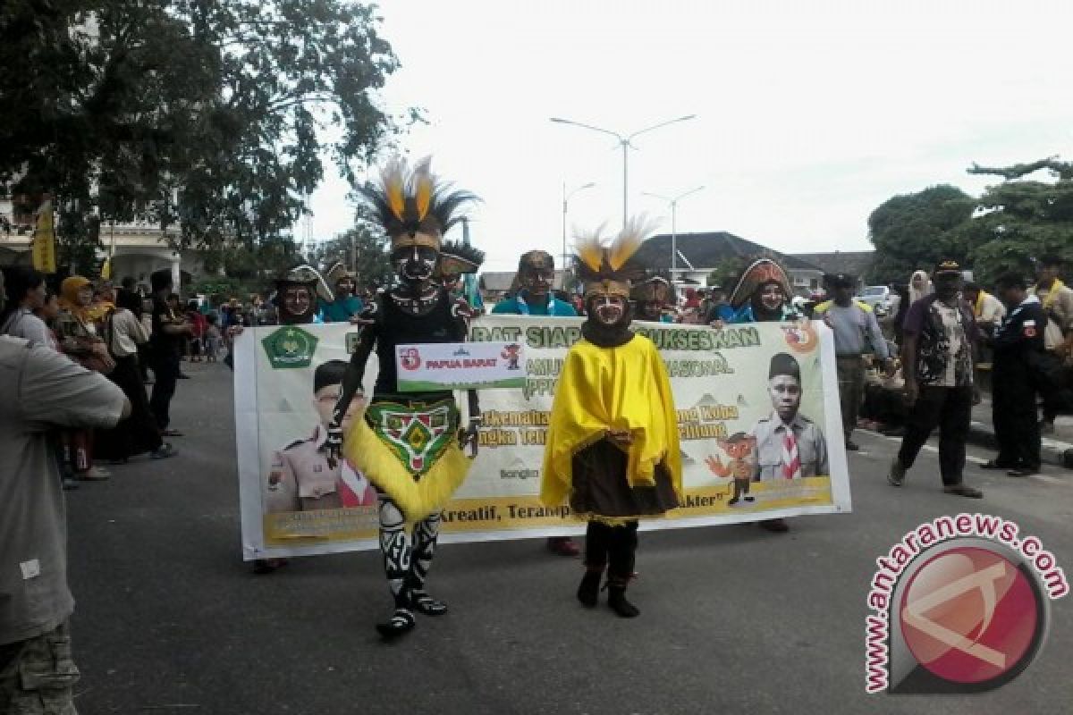 Peserta Pawai PPMN III Kenakan Pakaian Adat Daerah