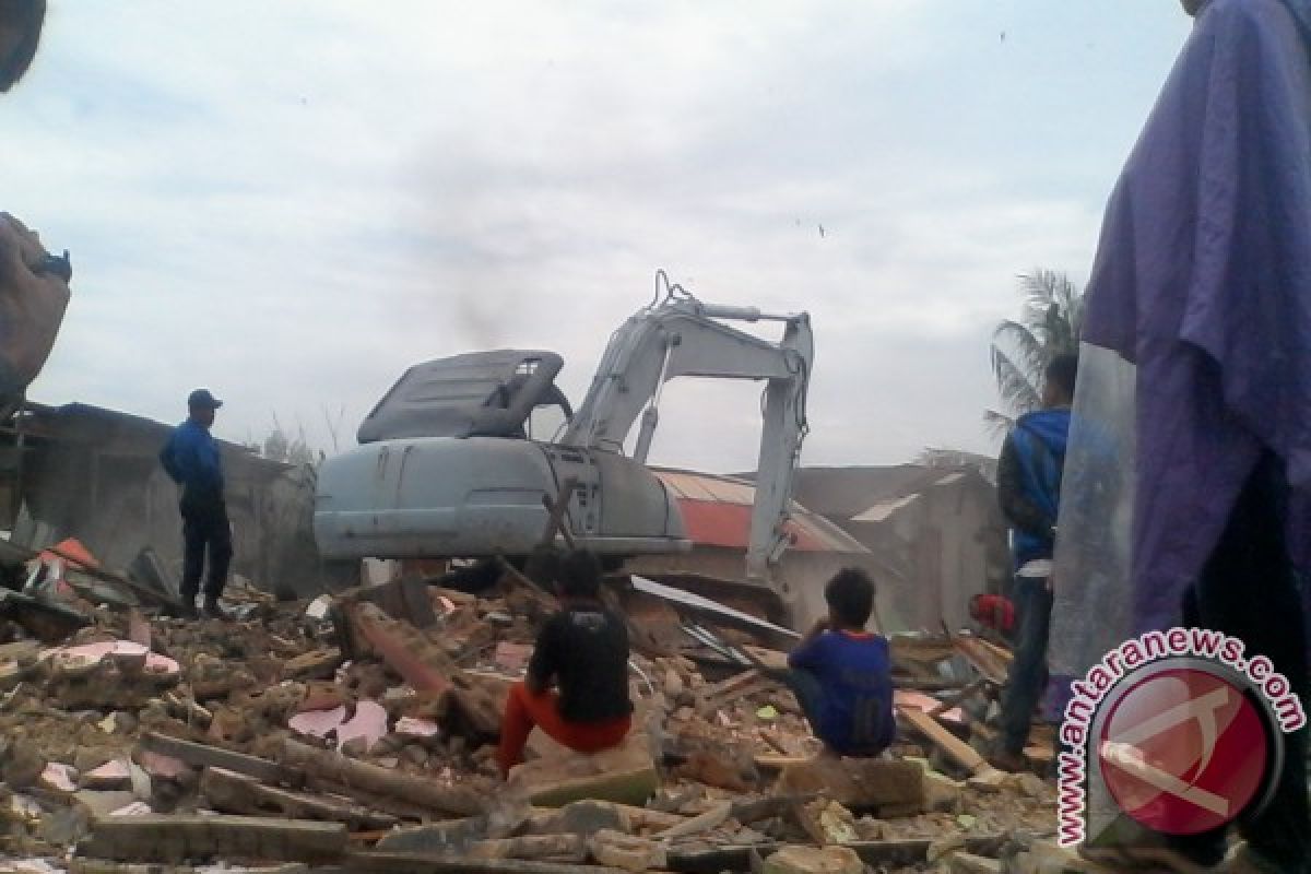 Tim Terpadu Gusur Ratusan Rumah Kampung Agas