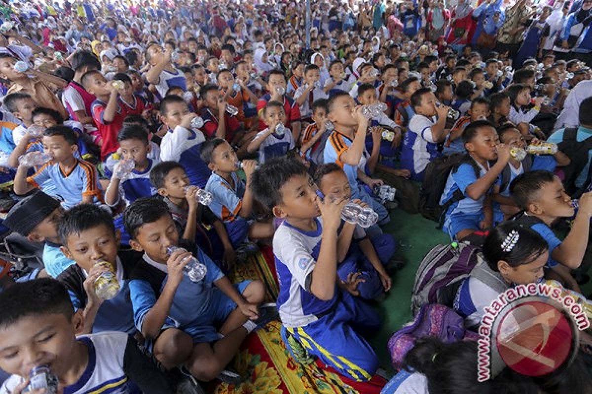 Rekor MURI Gerakan Minum Air Bersama