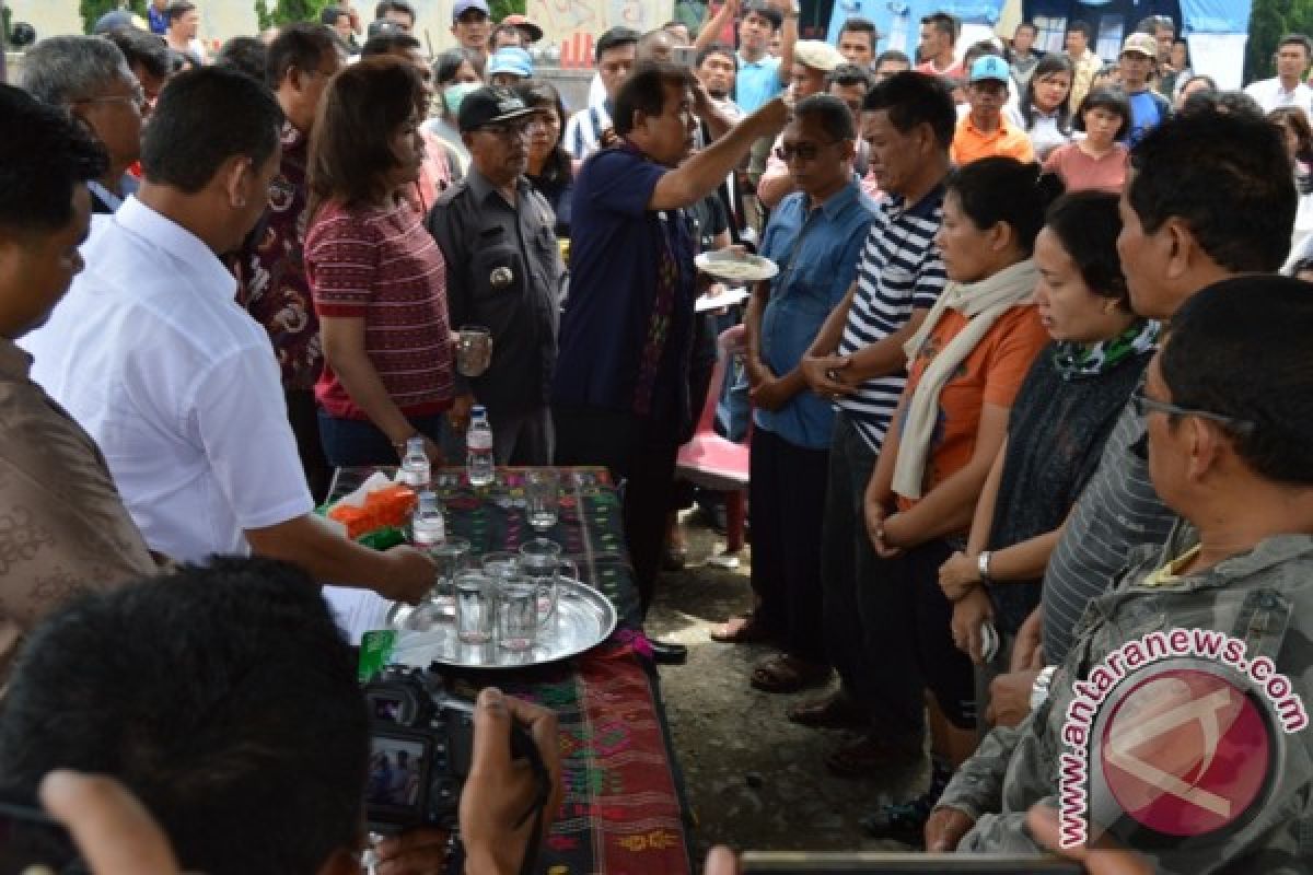 Pemkab Taput Bantu Pedagang Korban Kebakaran