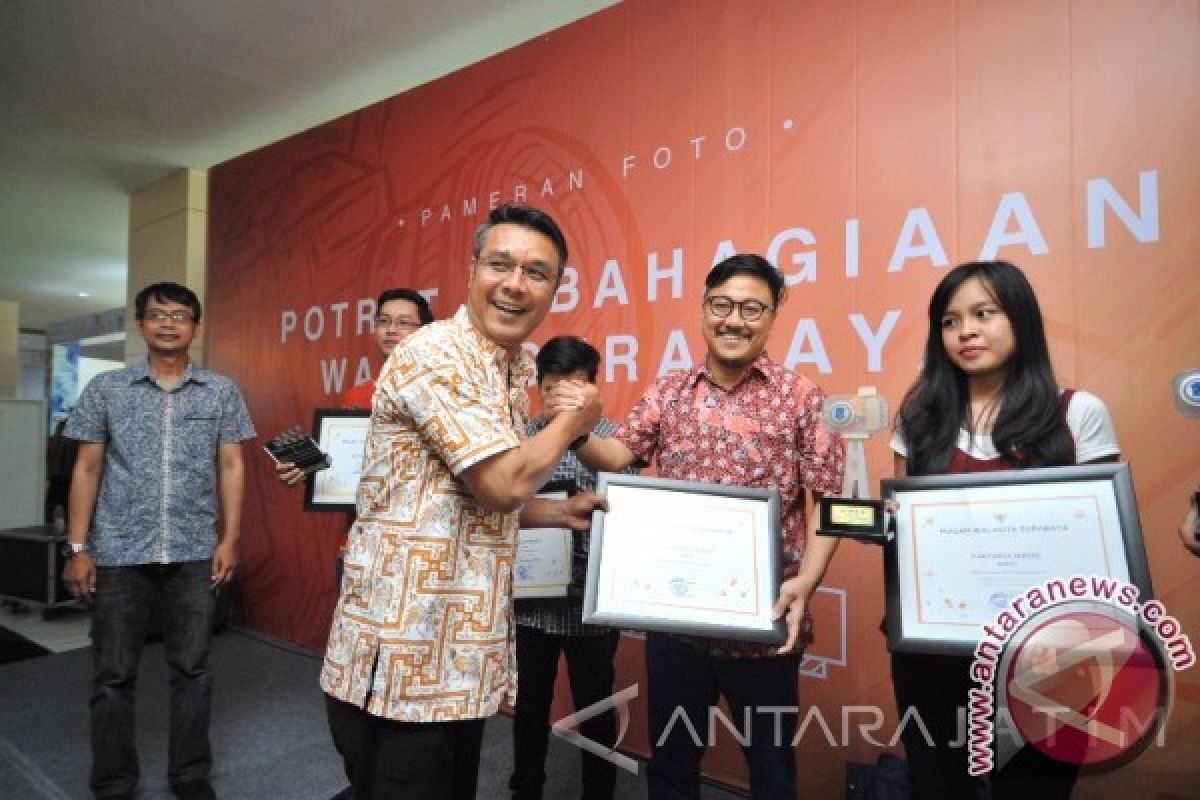 Puluhan foto wajah-wajah bahagia warga Surabaya dipamerkan