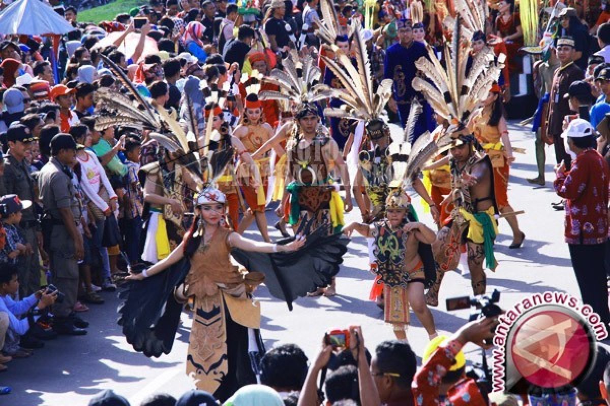 Ribuan peserta Festival Isen Mulang hangatkan Sampit