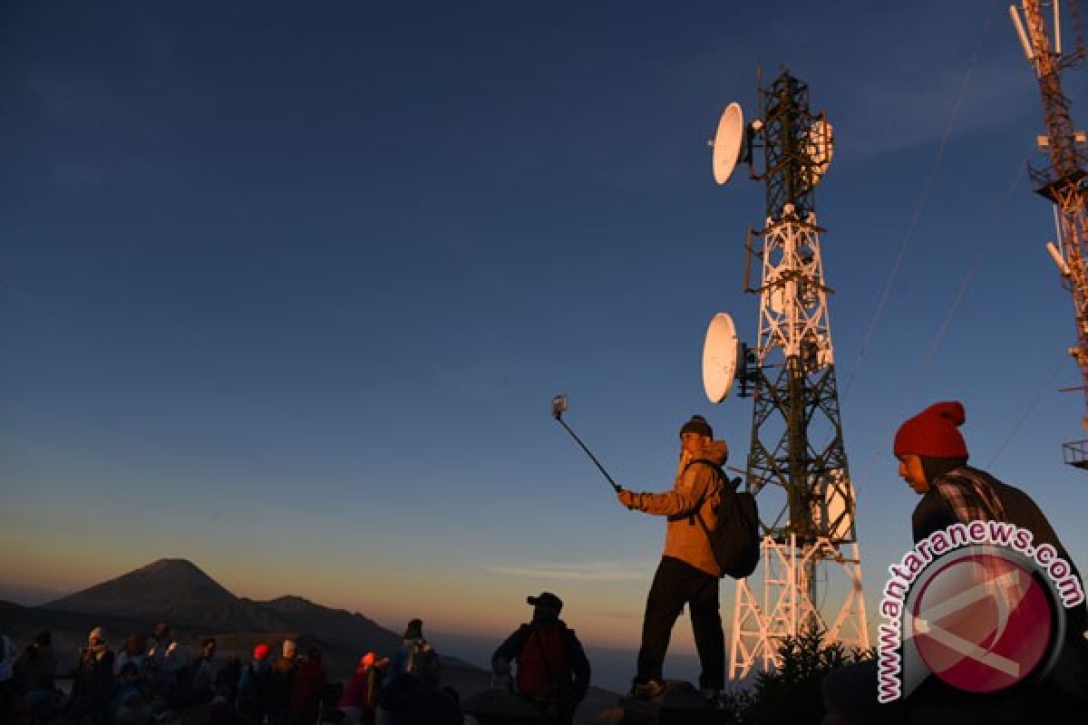 Pemakaian data PT Telkomsel naik 136 persen