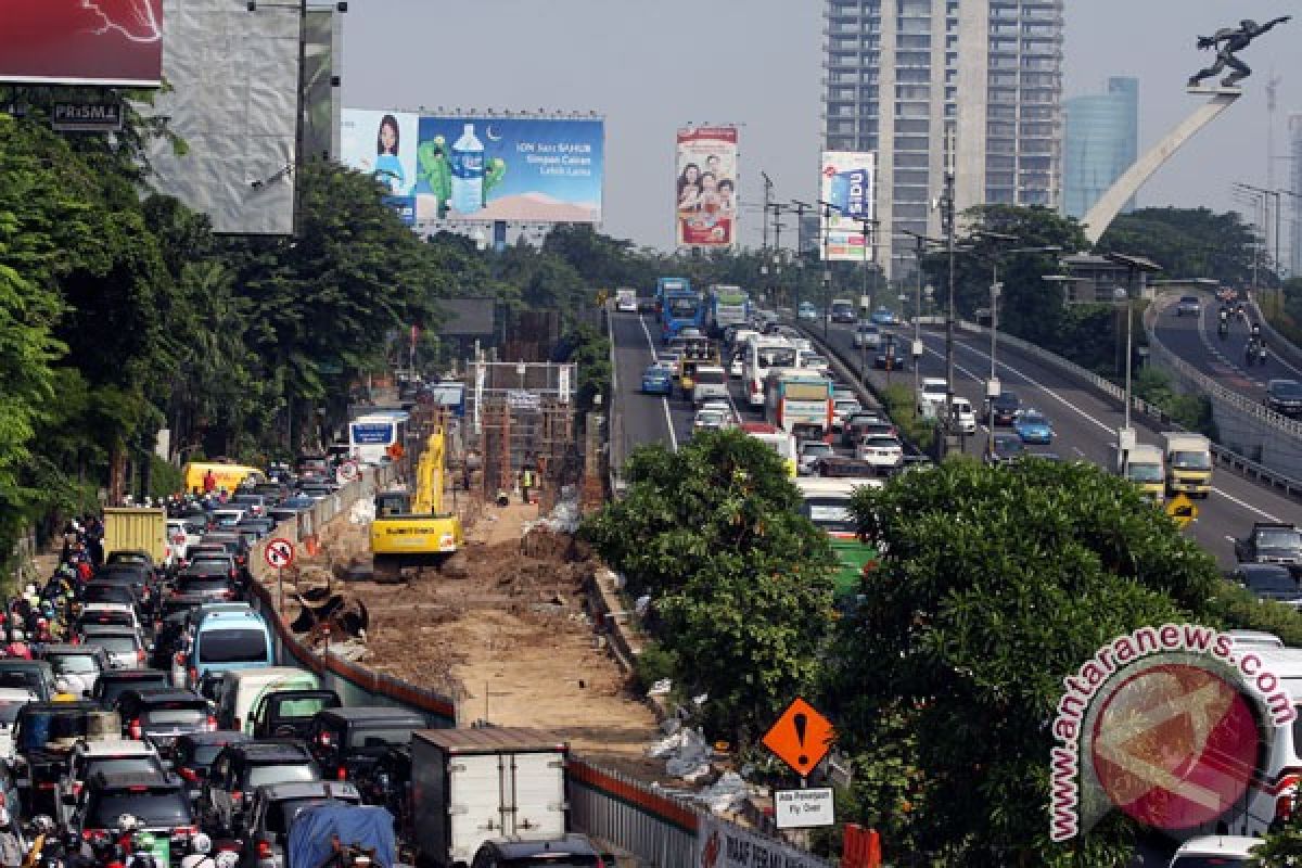 Imbas pembangunan LRT, macet di Pancoran tidak kenal waktu