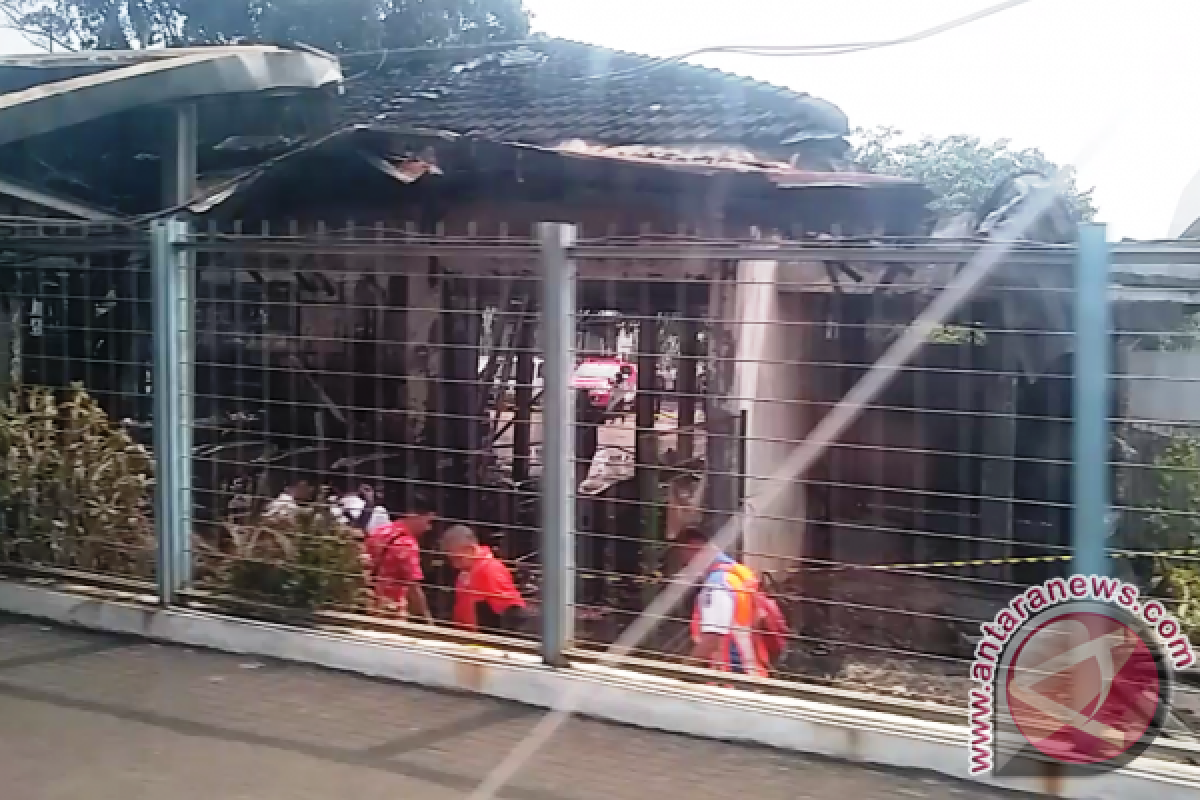 Terbakarnya Stasiun Klender dan Drama Pengguna KRL Bekasi