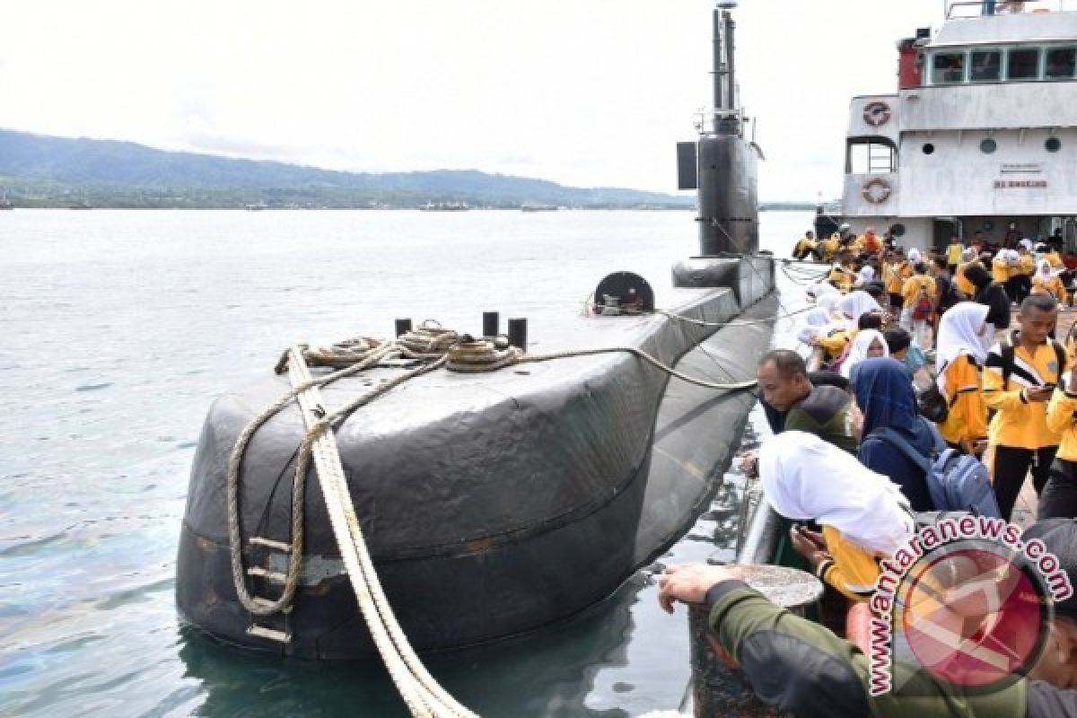 Warga Ambon Kunjungi Kapal Selam KRI Nanggala