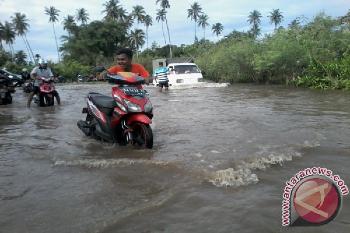 Jalan Di Padang Pariaman Terendam Banjir