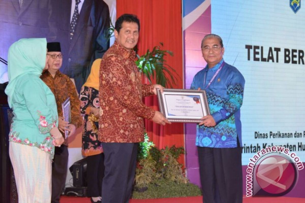 Bupati HSS Terima Penghargaan Top 99 Sinovik Nasional 2017