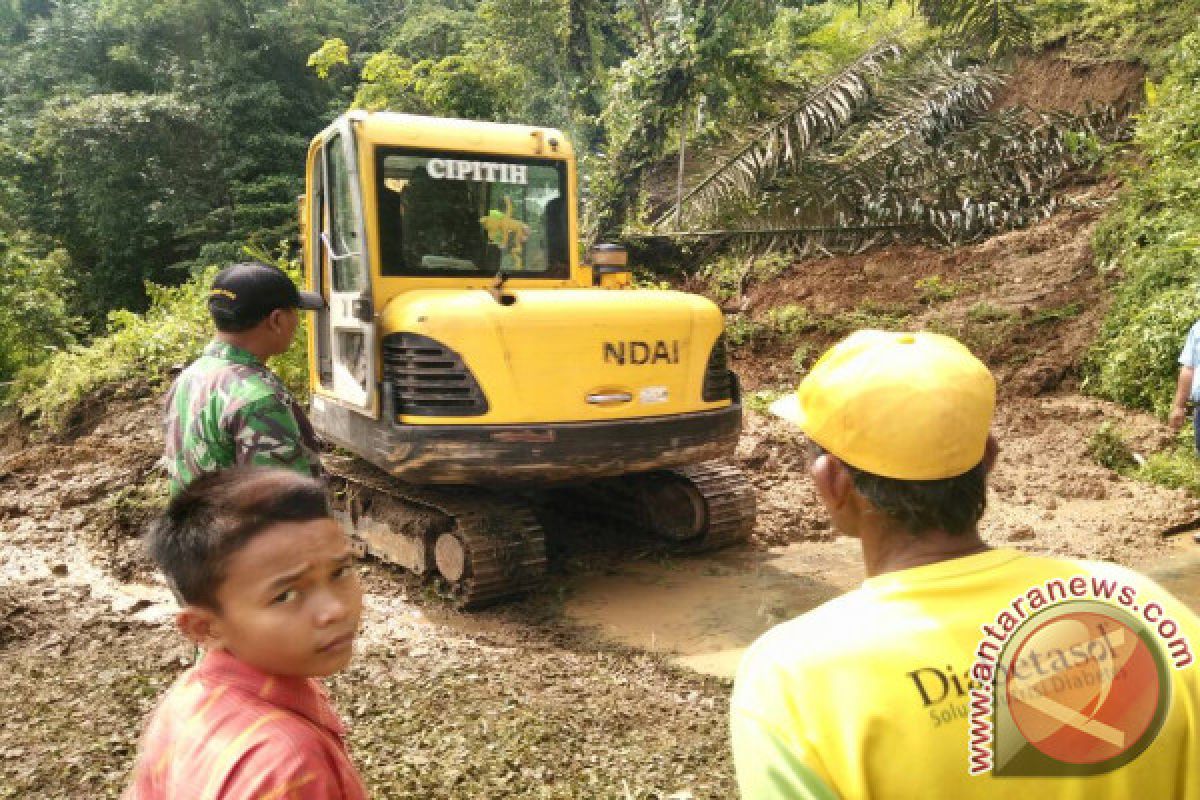 Longsor Timbun Jalan di Palembayan, Lalu Lintas Agam-Pasaman Terganggu