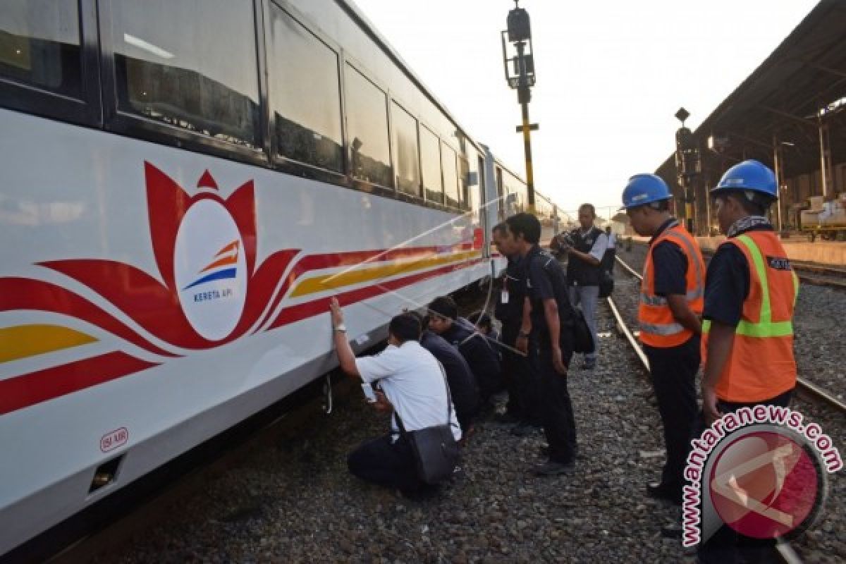 Kereta Api Argo Bromo Menabrak Mobil Pikap Di Blora