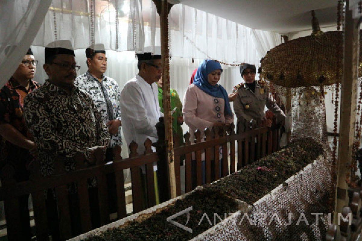 Mensos Berdoa di Makam Sunan Bonang (Video)