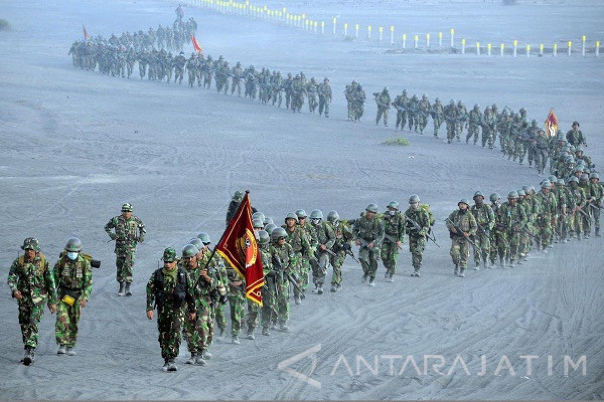 Ribuan Prajurit Marinir Lintasi Lautan Pasir Bromo