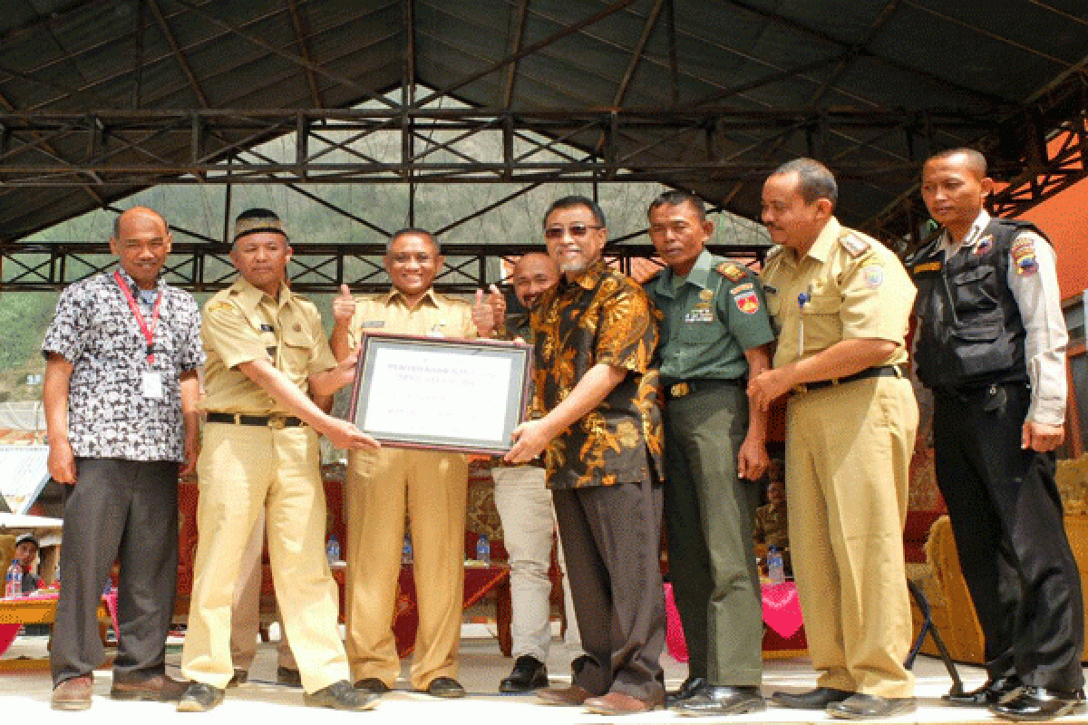 Geo Dipa Perbaiki Atap Rumah Masyarakat Batang