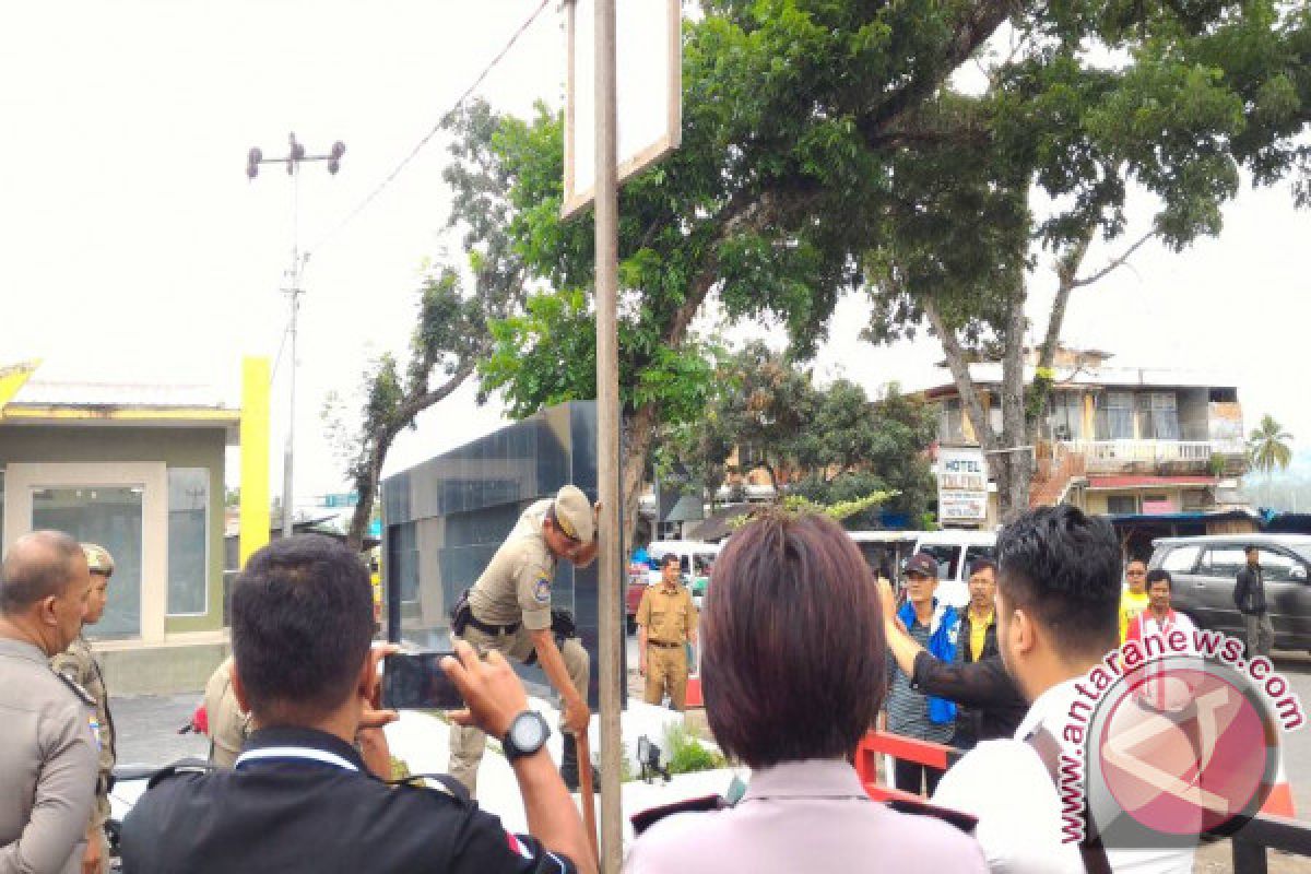 Pemkab Solok Bongkar Penyegelan Gedung Promosi