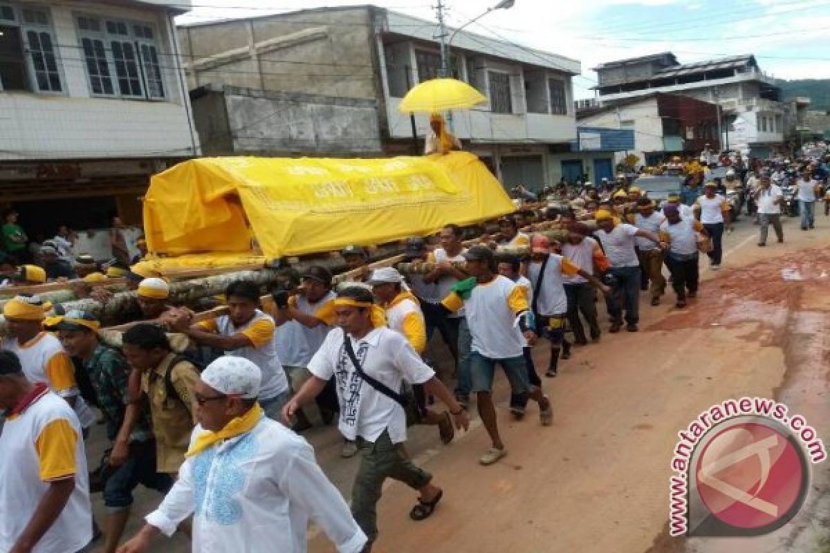 Ribuan warga hentar jenazah Raja Tolitoli H Moh. Anwar Bantilan ke pemakaman