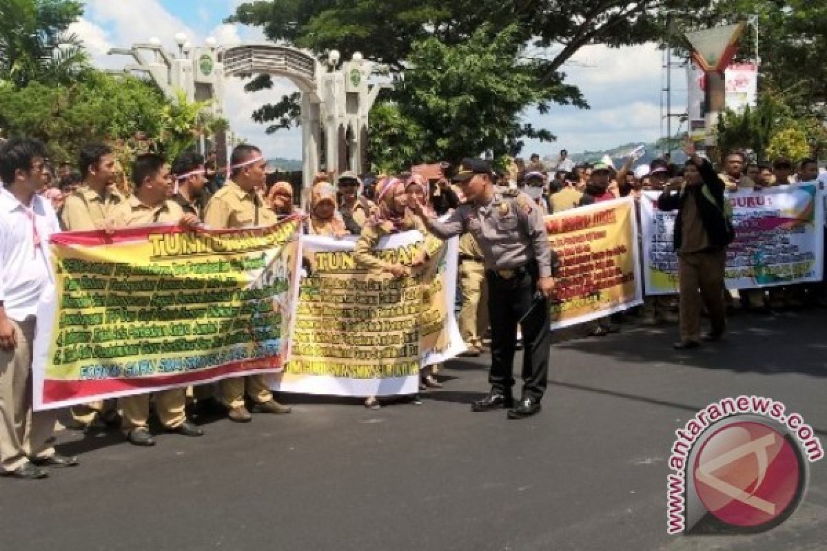 Forum Guru SMA se-Kaltim Demo Tuntut Pembayaran Tunjangan