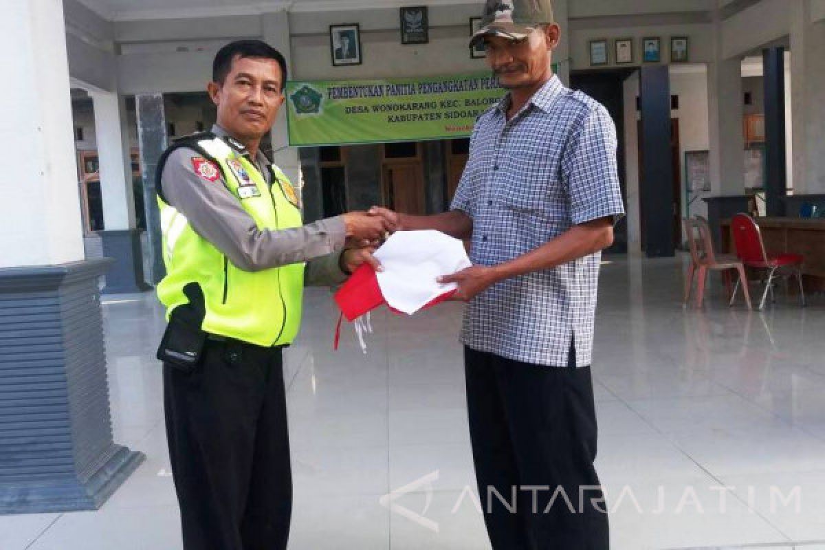 Polresta Sidoarjo Bagikan 100 Bendara Peringati Harkitnas