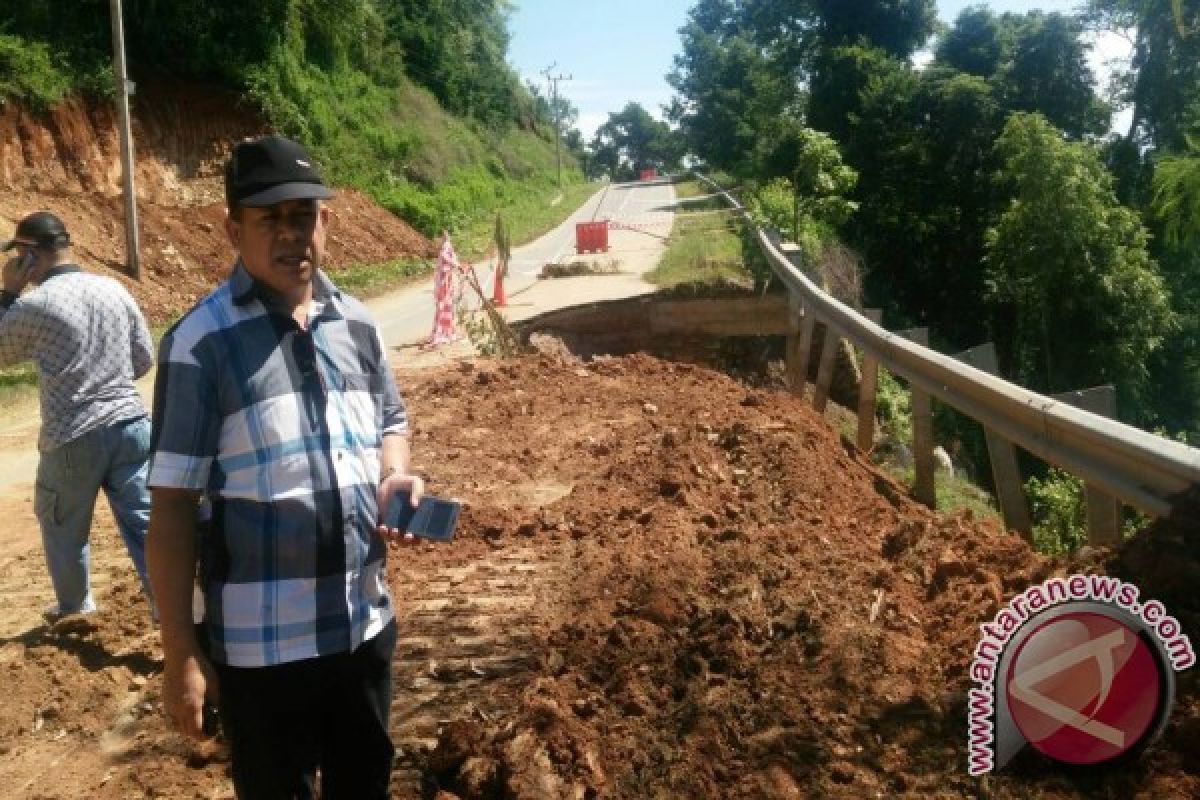 Jalan Nasional Bombana Nyaris Putus Akibat Longsor