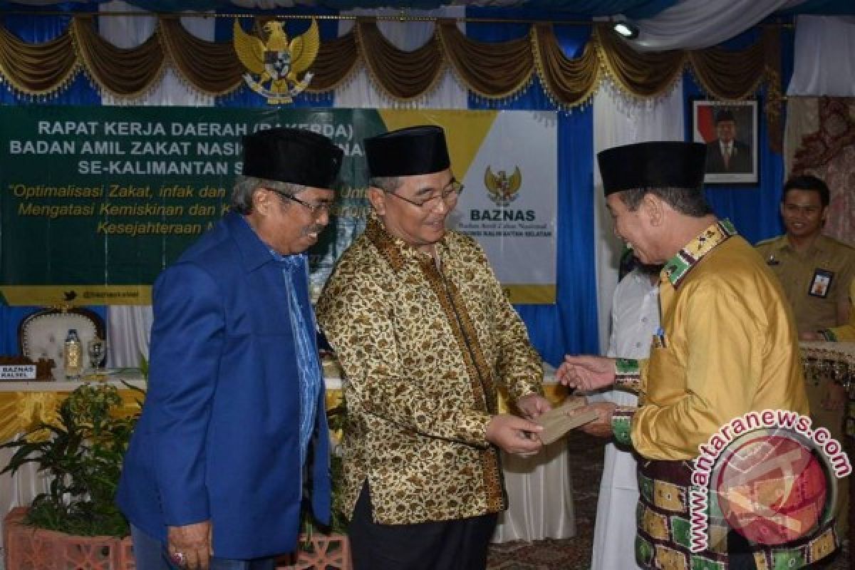 Bupati HSS Serahkan Dana Hibah MUI dan Baznas