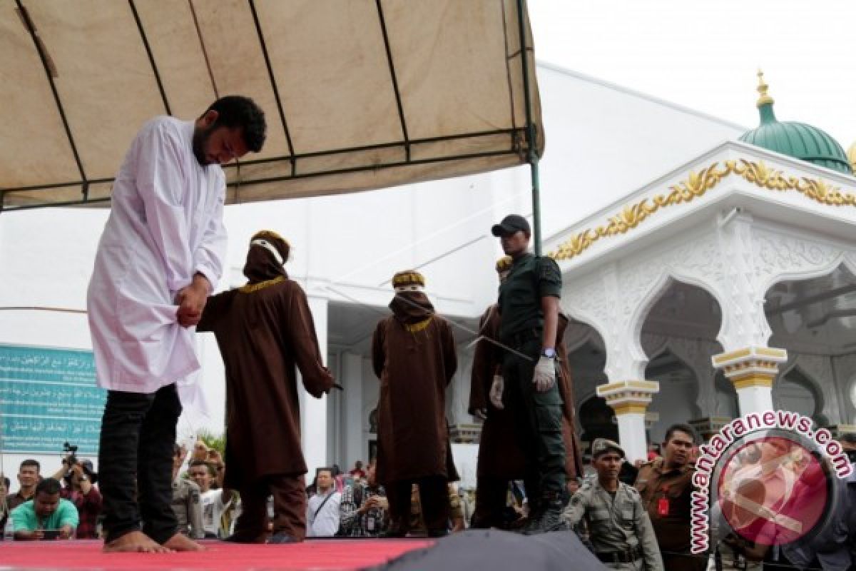 Sepuluh pelanggar syariat islam dicambuk